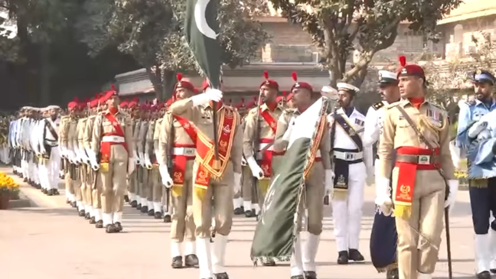 Pakistan honors outgoing top military official after four decades’ service